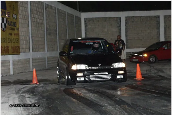 La Consentida corriendo de noche en el cuarto de milla