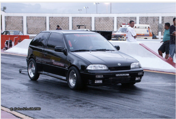 La Consentida saliendo de la línea de salida en la pista